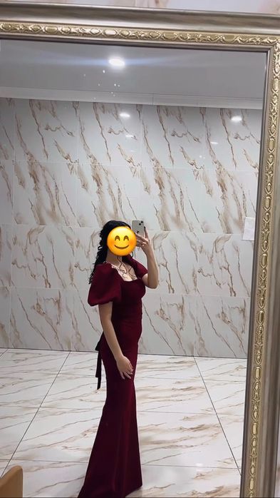 Роскошное вечернее платье в богатом цвете.