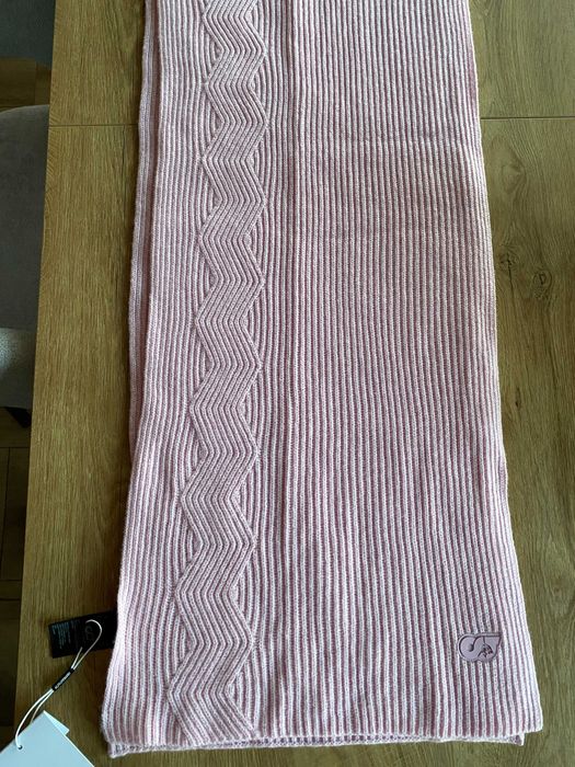 Луксозен шал Alphatauri