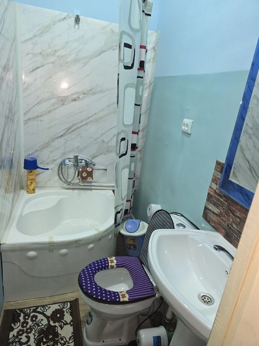 Когон шахар гор балницани олдида мехмонхона бор.