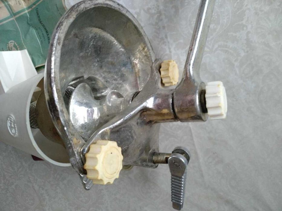 Соковыжималка советская СБ-4 чугунная ручная