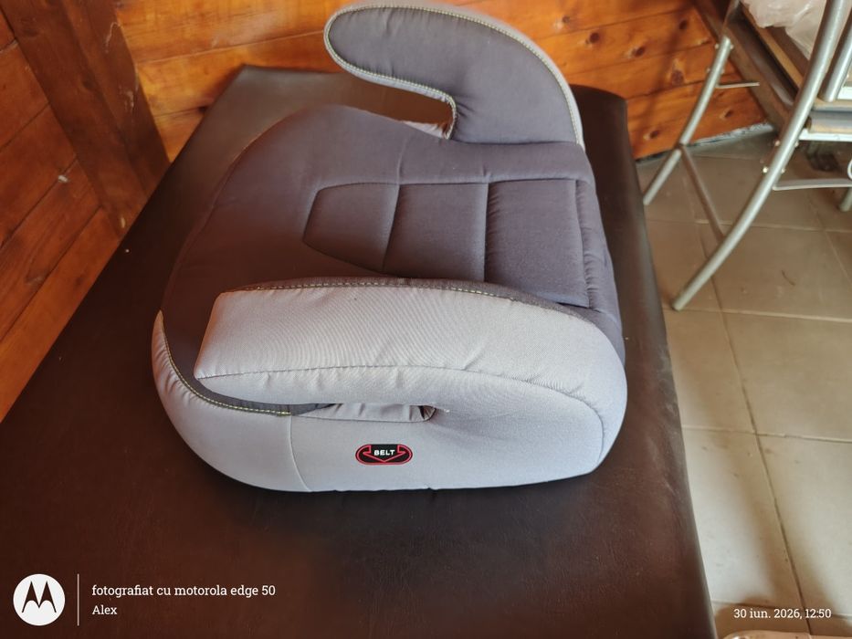 Vând înălțător auto (scaun booster) Welldon Penguin Pad, în stare excelentă, foarte puțin folosit și extrem de curat.
