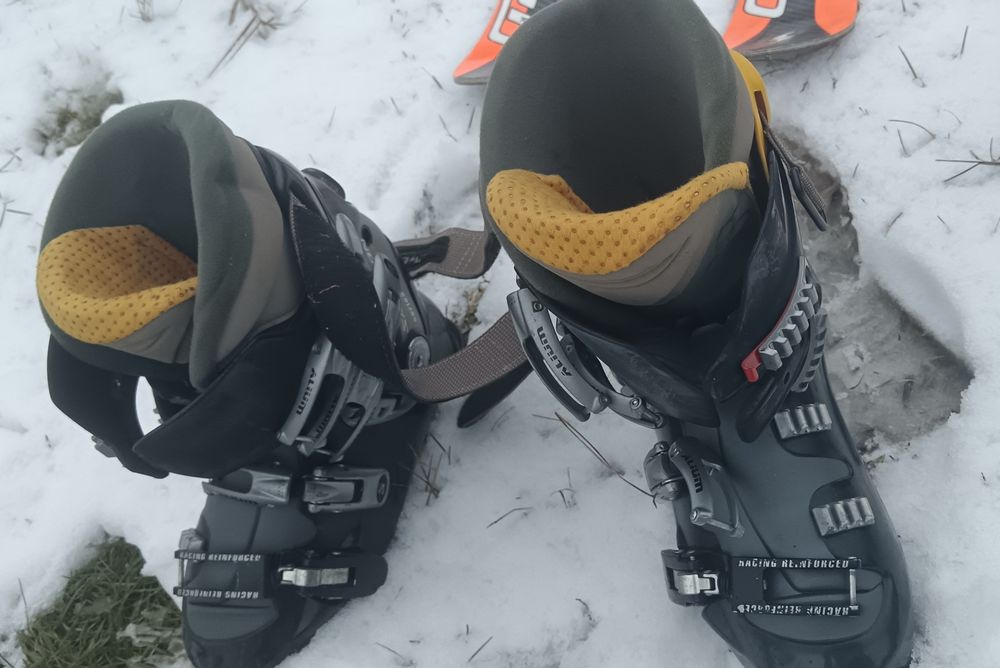 Vând set  skiuri cu clapari