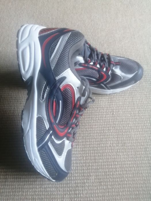 Мъжки маратонки нови, номер 43.