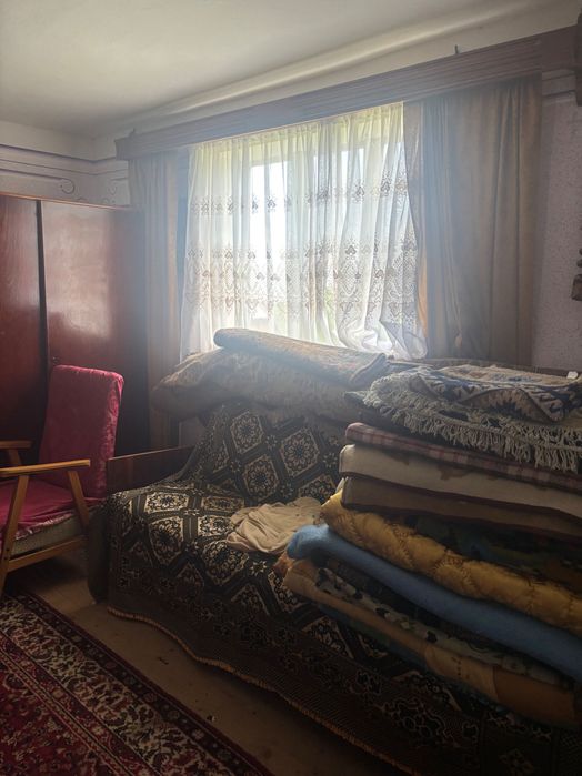 Casă de vânzare cu două curți, livadă și anexe – proprietate cu potențial