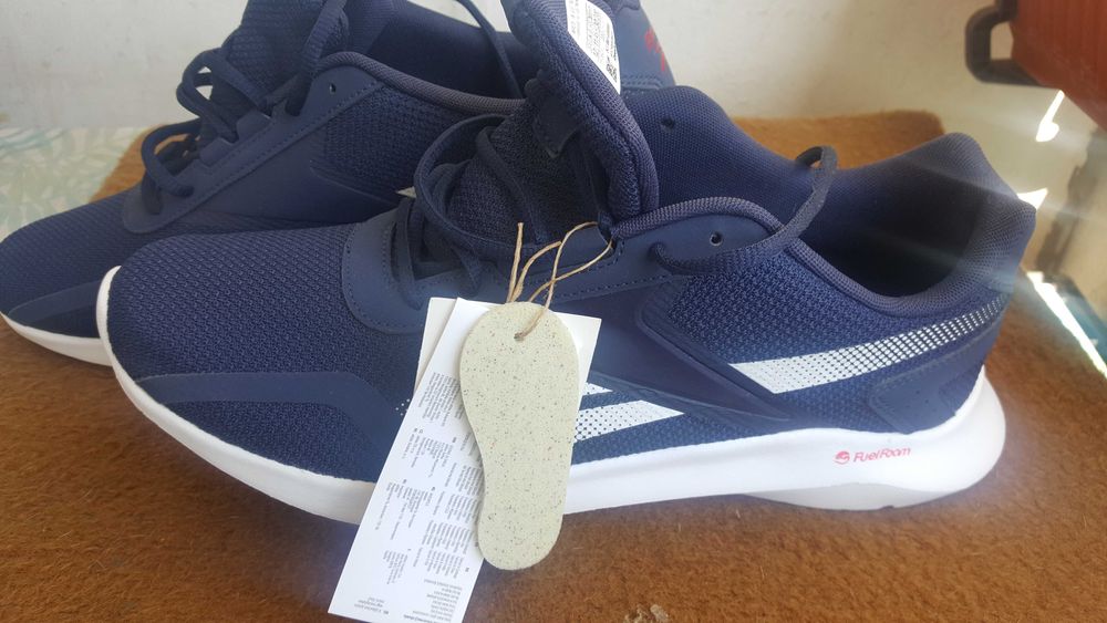 Продавам нови мъжки маратонки Reebok .Размер 45,5 ,Сини.  Оригинални.