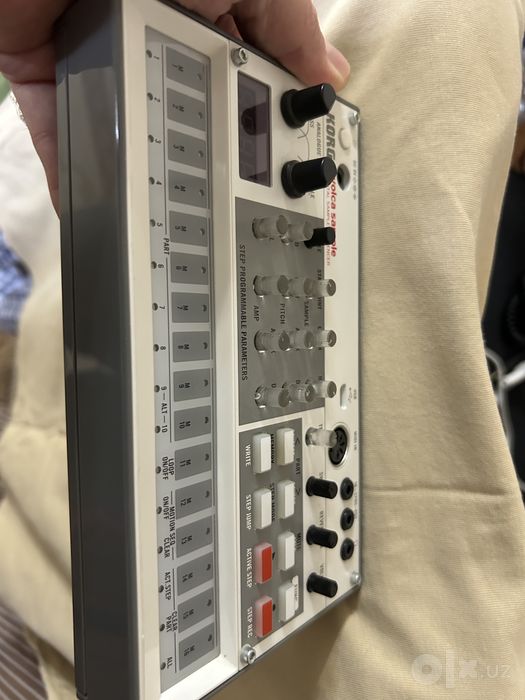 Драм машина синтезатор Korg Volca Sample 2