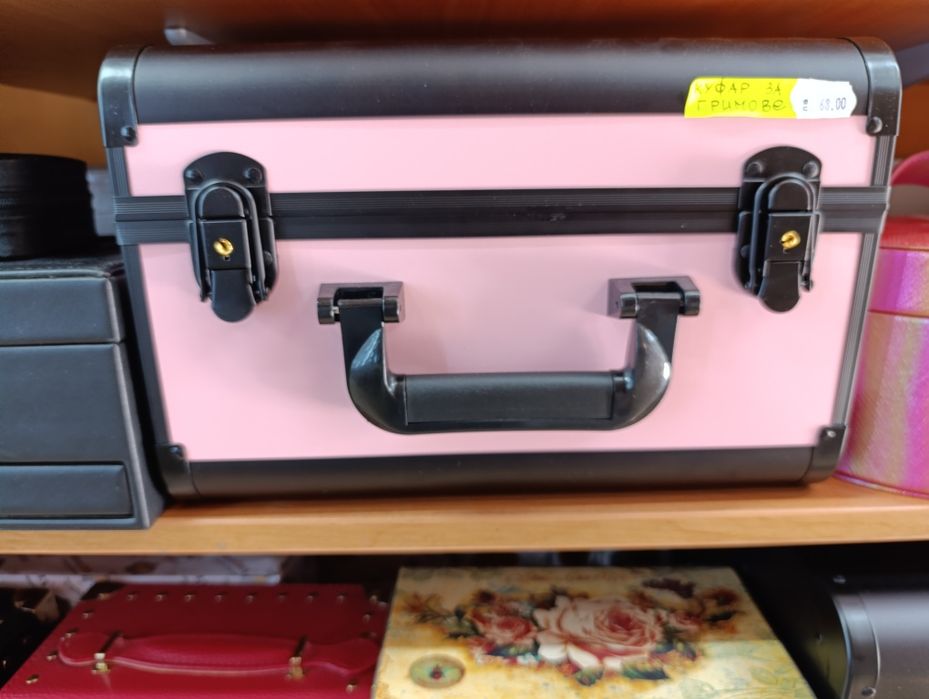 Куфари  за гримове и козметика