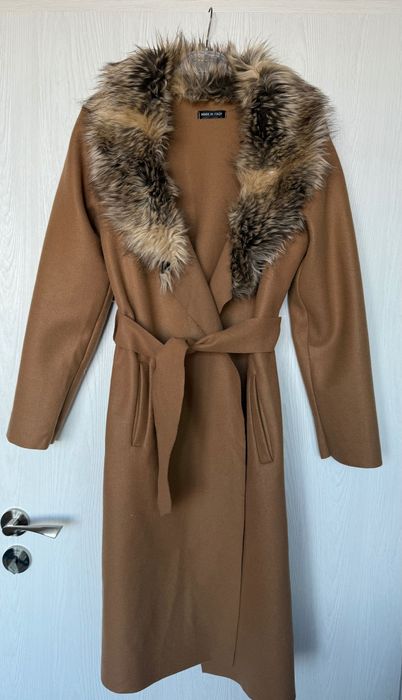 Елек с пух на рамената, тънко палто