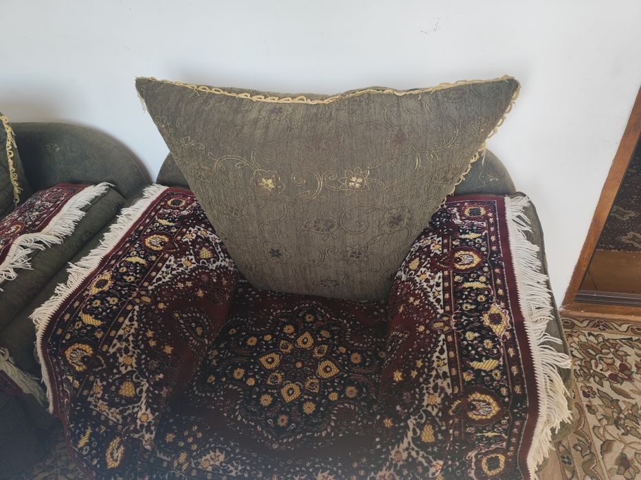 Диван с двумя креслами