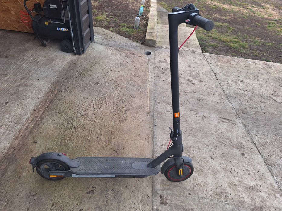 Vând trotinetă electrică.