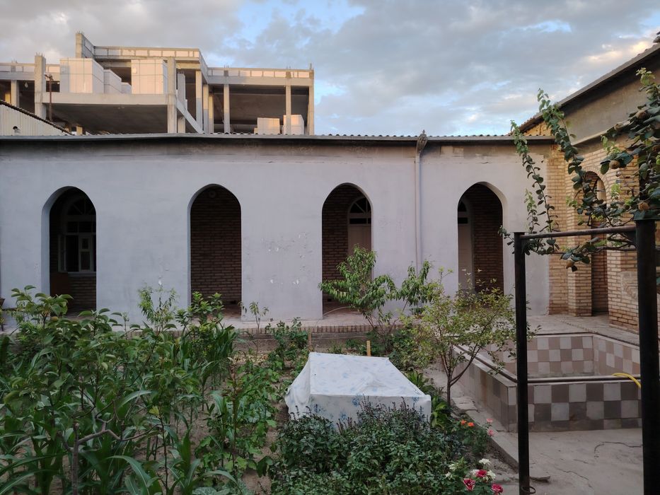 Шахар  марказида  жойлашган  барча  кулайликларга  эга  ховли  тезда