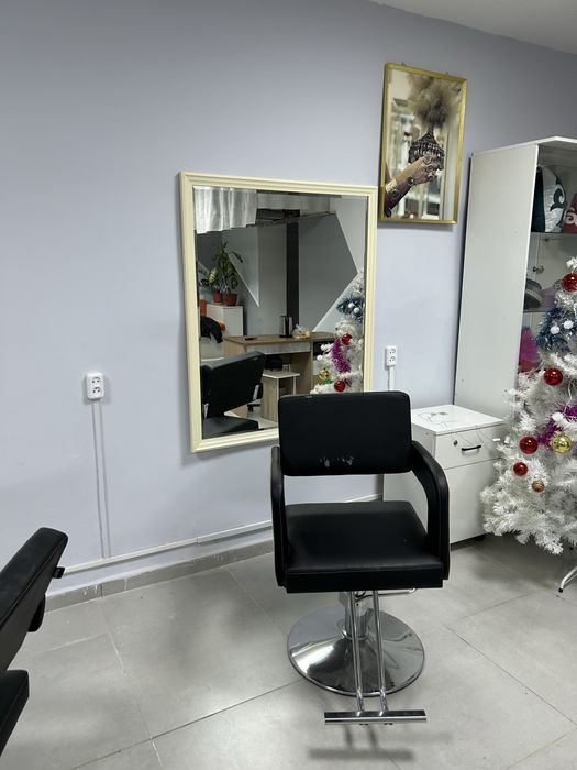 продаются зеркала и кресла