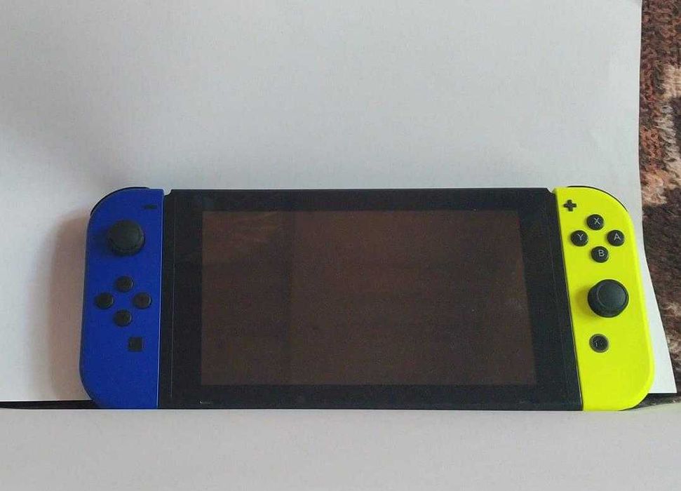 Nintendo Switch plus 4 joy con-uri
