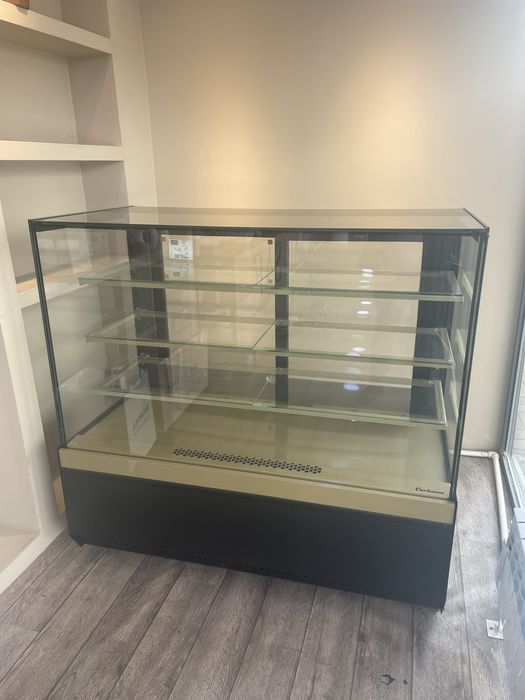 Продам кондитерский  витринный холодильник corboma