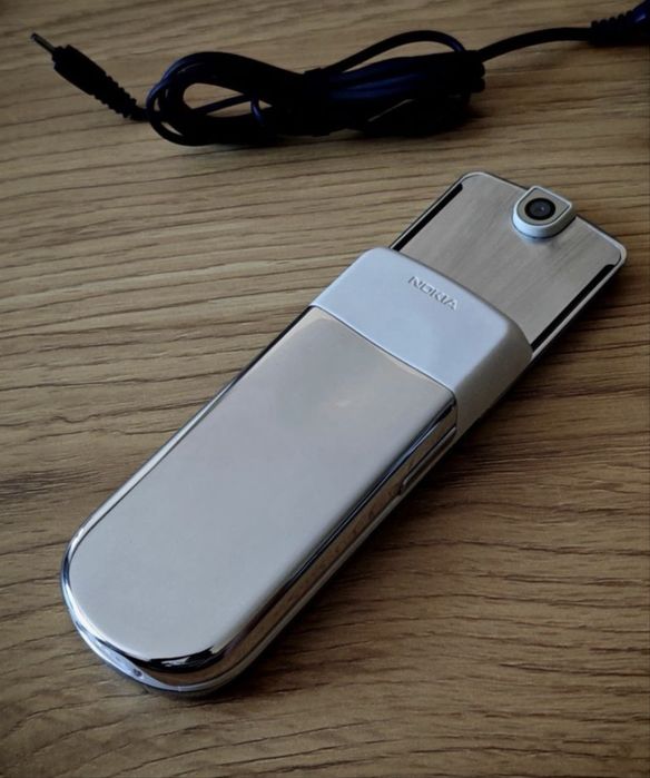 Nokia sirocco eilver edition .