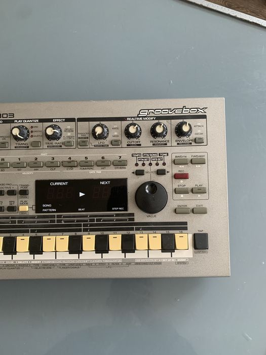 Roland MC-303 синтезатор