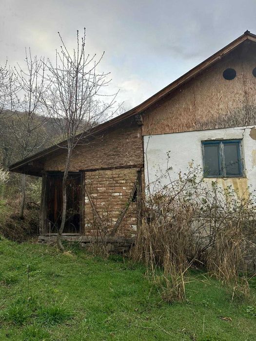 Teren + casă bătrânească la munte judet Vâlcea