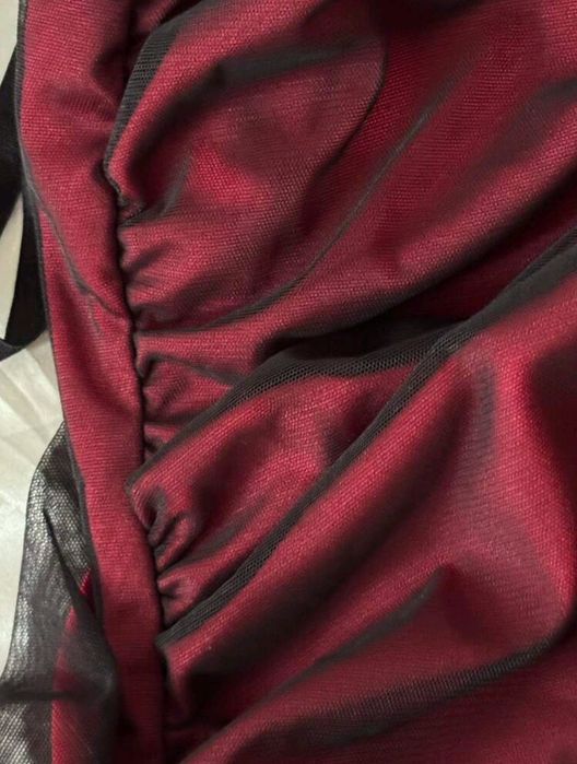 Червена рокля по тялото