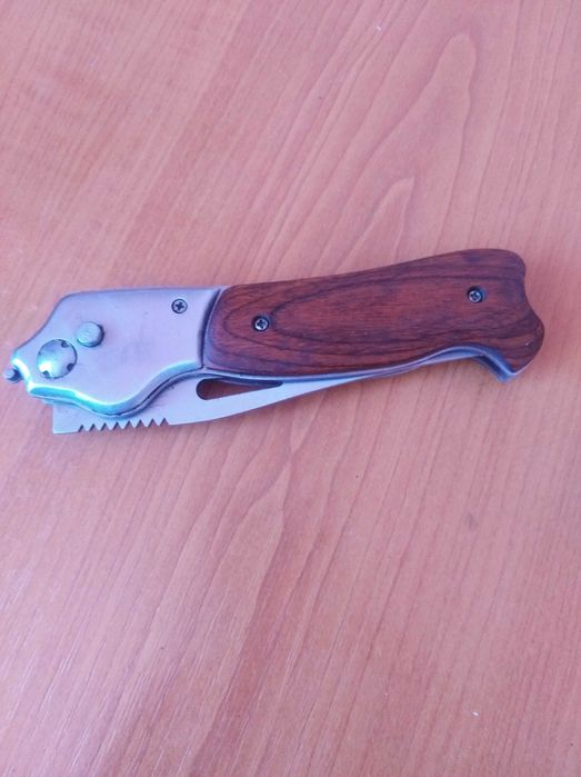 Cutit tip briceag cu blocator pe lama