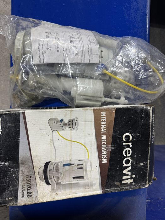 Бачек для унитаза креавит ,с внутренним механизмом и унитазной крышклй