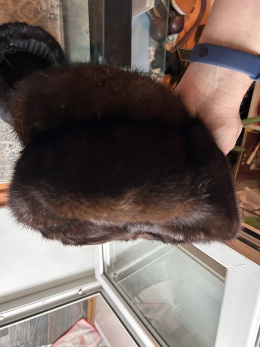 Меховые шапки и кепка