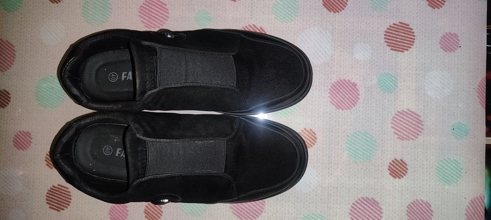 Туфли черного цвета.