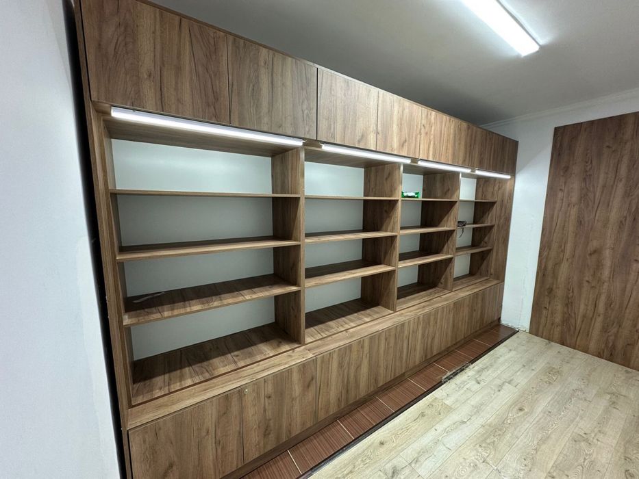 Продается магазинный шкаф
