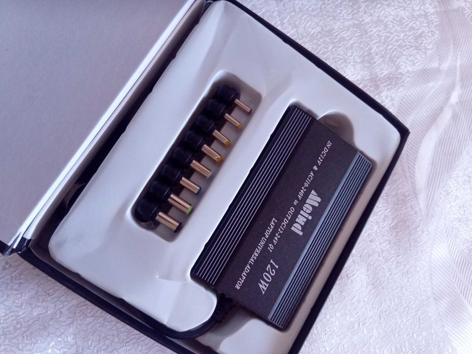 Зарядно с различни накрайници Adaptor USB Car for laptop