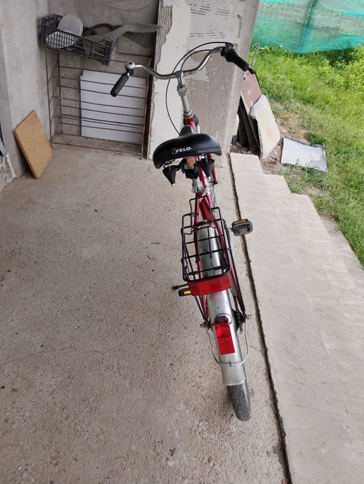 Bicicleta rosie cu portbagaj