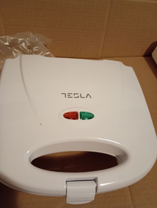 Sandwich maker Heinner și Tesla fiecare la prețul afișat