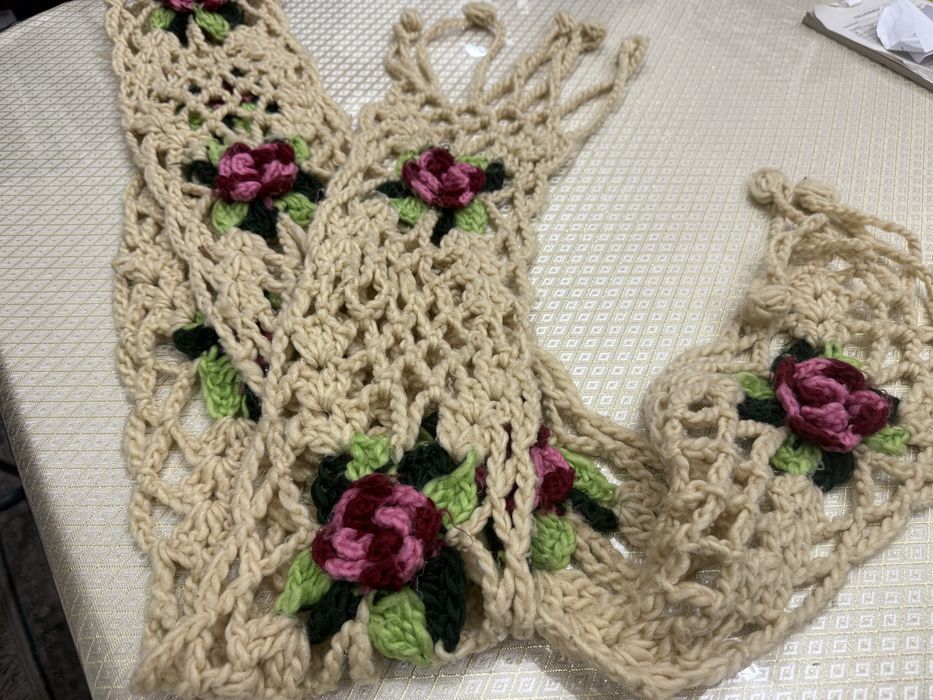 Б/у  женский шарф с цветочками, вязанный ,длинный.