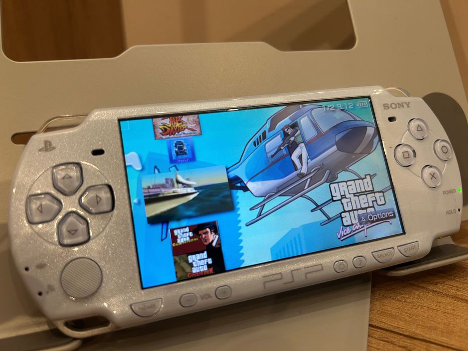 Sony PlayStation Portable PSP 2000 Modat + Jocuri