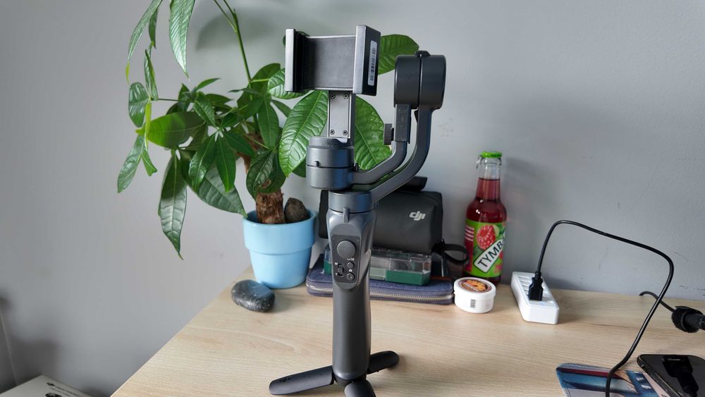 Stabilizator Gimbal pe 3 axe Hohem pentru smartphone, cu trepied