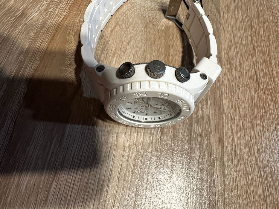 Часовник Nixon 42-20 оригинален чисто нов !