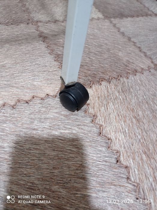 Клетка большая, на подставке.