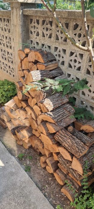 Продавам печка на дърва тип камина,заедно с нацепени дърва 2 кубика.