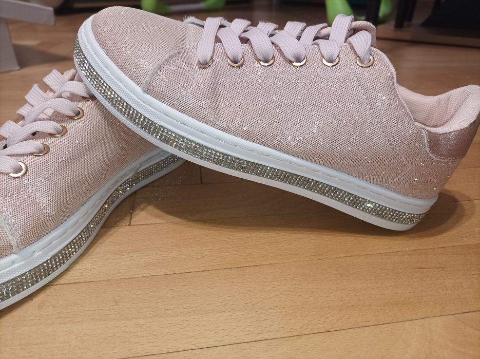 Дамски спортни обувки