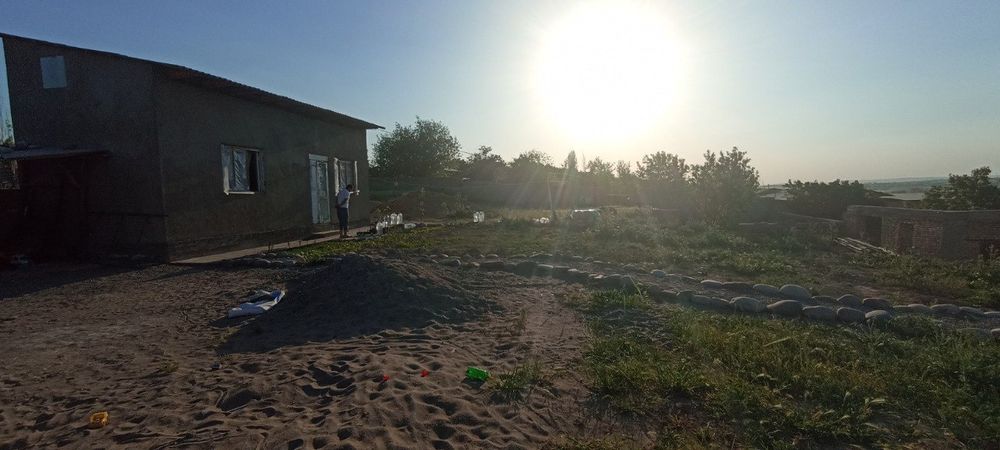 Emadinda uchasktka sotiladi