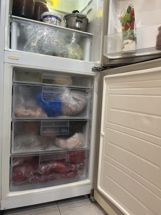 LG холодильник, работает идеально.