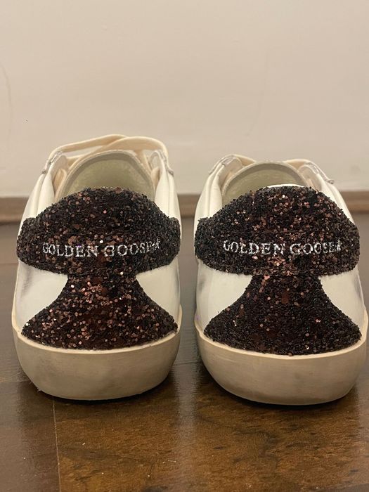 Golden Goose Super-Star albi cu stea din sclipici argintiu si detaliu la călcâi din sclipici maro