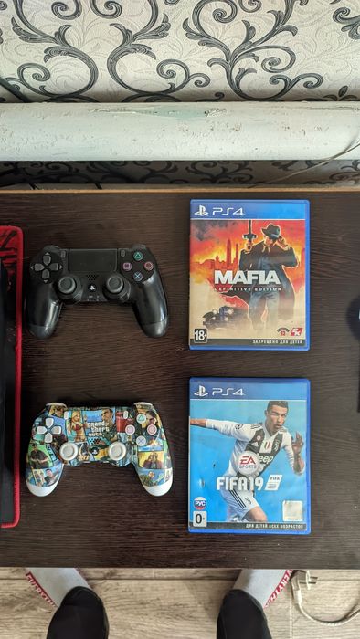 продам ps4 fat с играми
