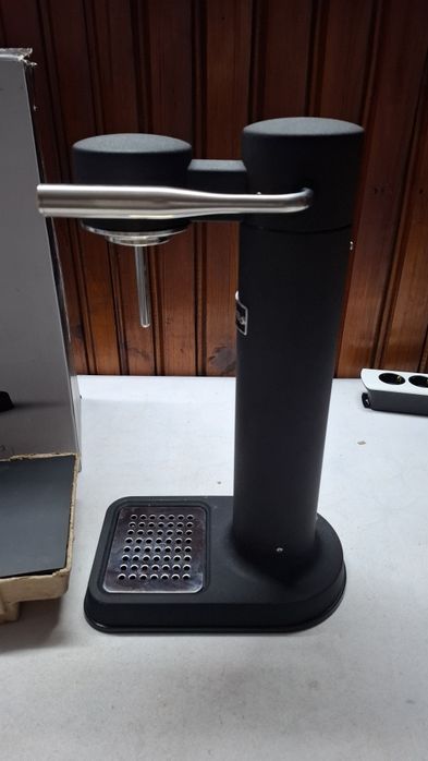 Машина за газирана вода Aarke Carbonator 3, матово черно.