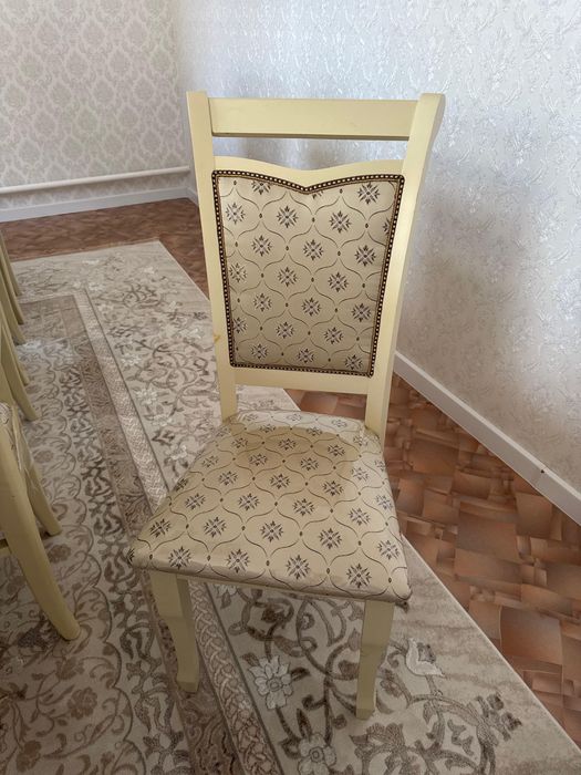 Стол и стулья гостиный