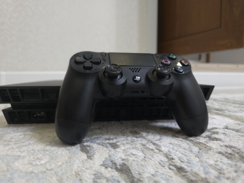 Продам PlayStation 4,