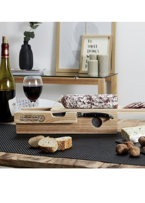 Кутия и нож за рязане и съхранение на колбаси.