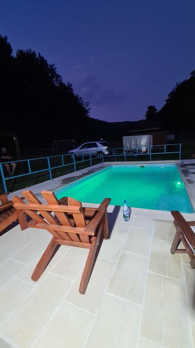 Închiriez cabană cu piscină încălzită  si jacuzzi cu hidromasaj