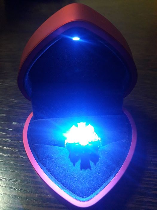 Продам колечко с коробкой