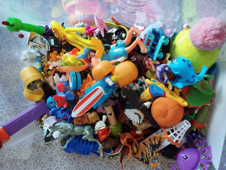 Играчки, кукли, пъзели