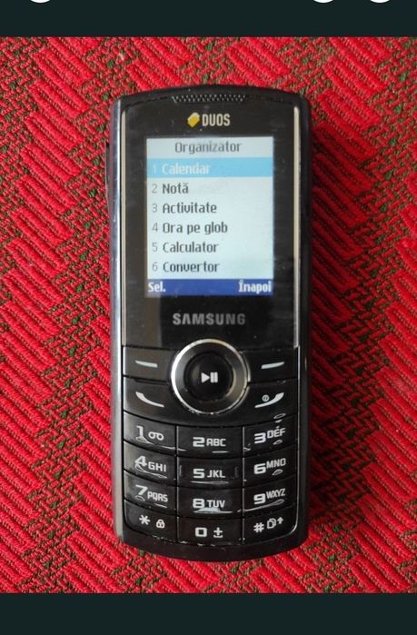Telefon  cu taste și cameră video/foto cu două cartele SIM.
Modelul este robust, mic și foarte practic.