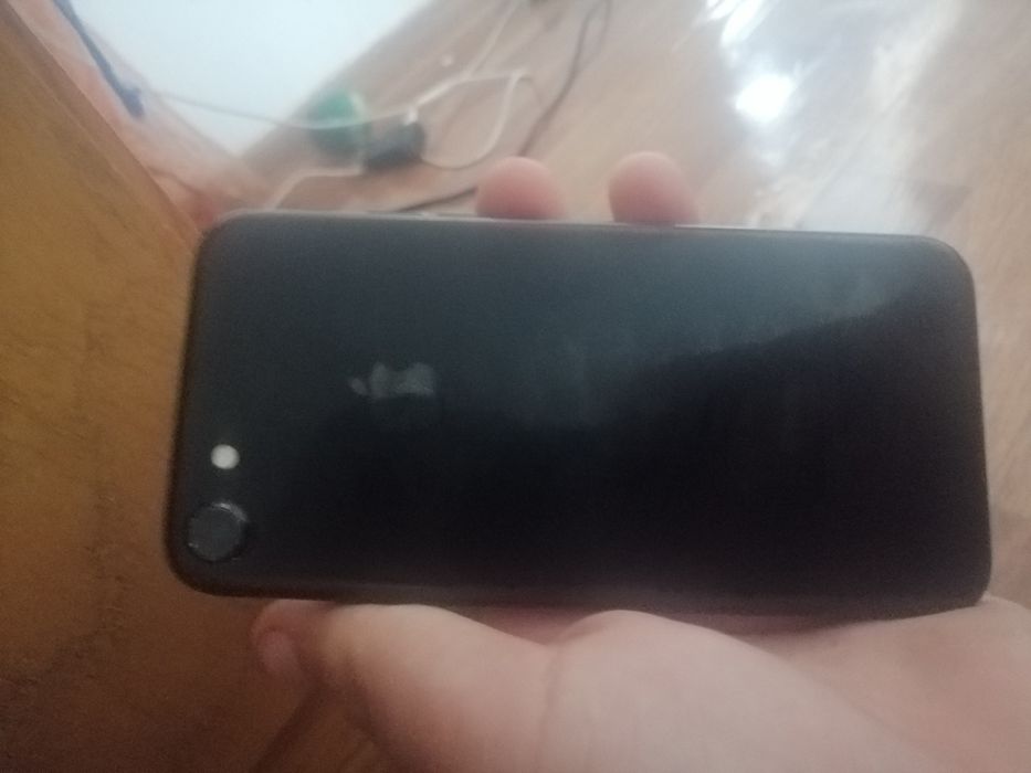 Vând iPhone xs și iPhone 7 la 170 de lei ambele telefoane funcționează perfect xs are sticla crăpata in rest totul e funcțional trebuie doar activate!